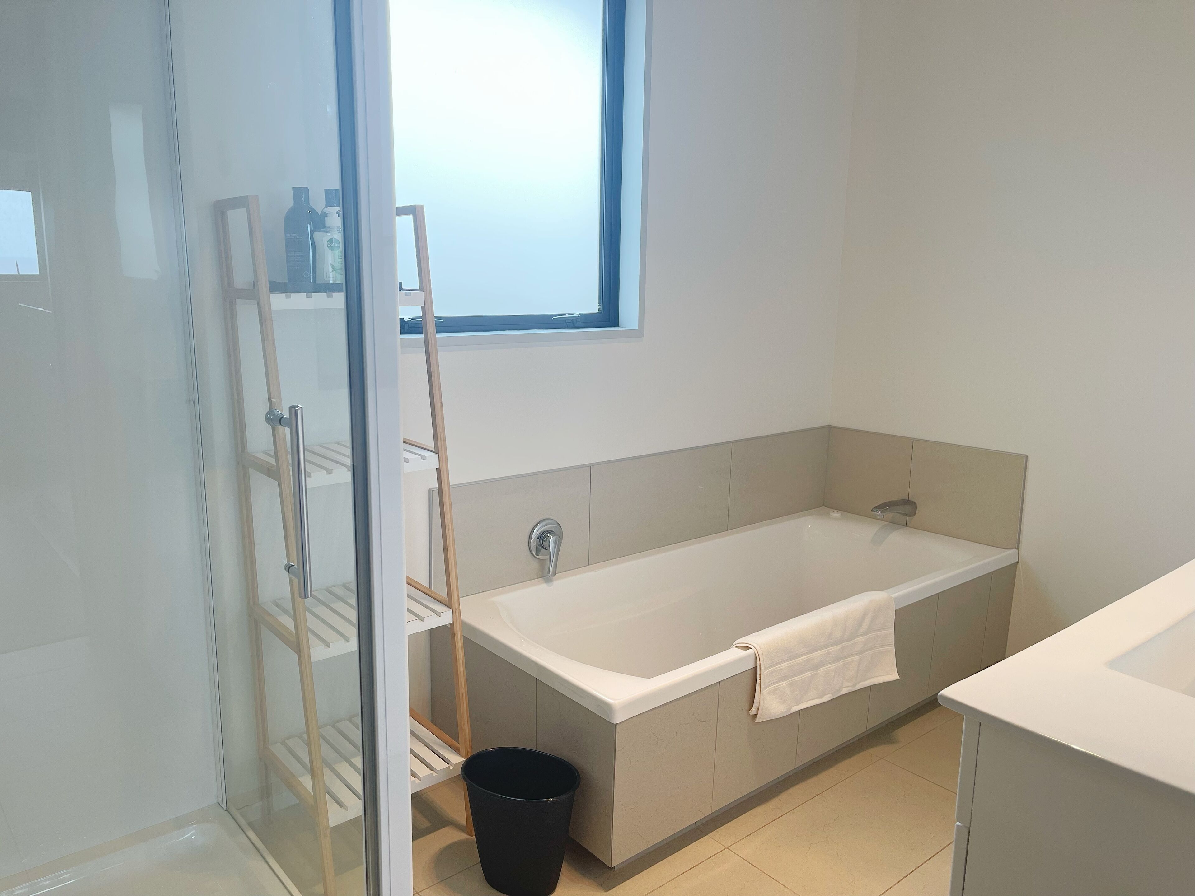 Ducha, secador de pelo, toallas y jabón