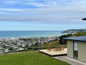 Terrace/patio - Family-Fun Villa, Moonrise & Sunrise! Kids' Slide Bed! Ocean & Town Views 5-Beds (Oamaru)