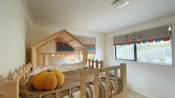 5 bedrooms, WiFi, bed sheets