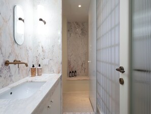 Dusche, Haartrockner, Bidet, HandtĂŒcher