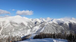 A snow-covered mountain landscape with a clear sky. - House in Bad Kleinkirchheim by Ski Slope (Bad Kleinkirchheim)