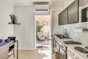 Réfrigérateur, micro-ondes, plaque de cuisson, cafetière/bouilloire