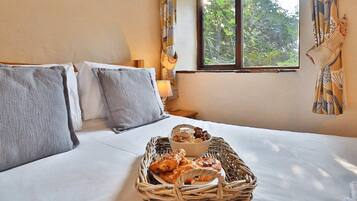 2 bedrooms, desk, iron/ironing board, bed sheets