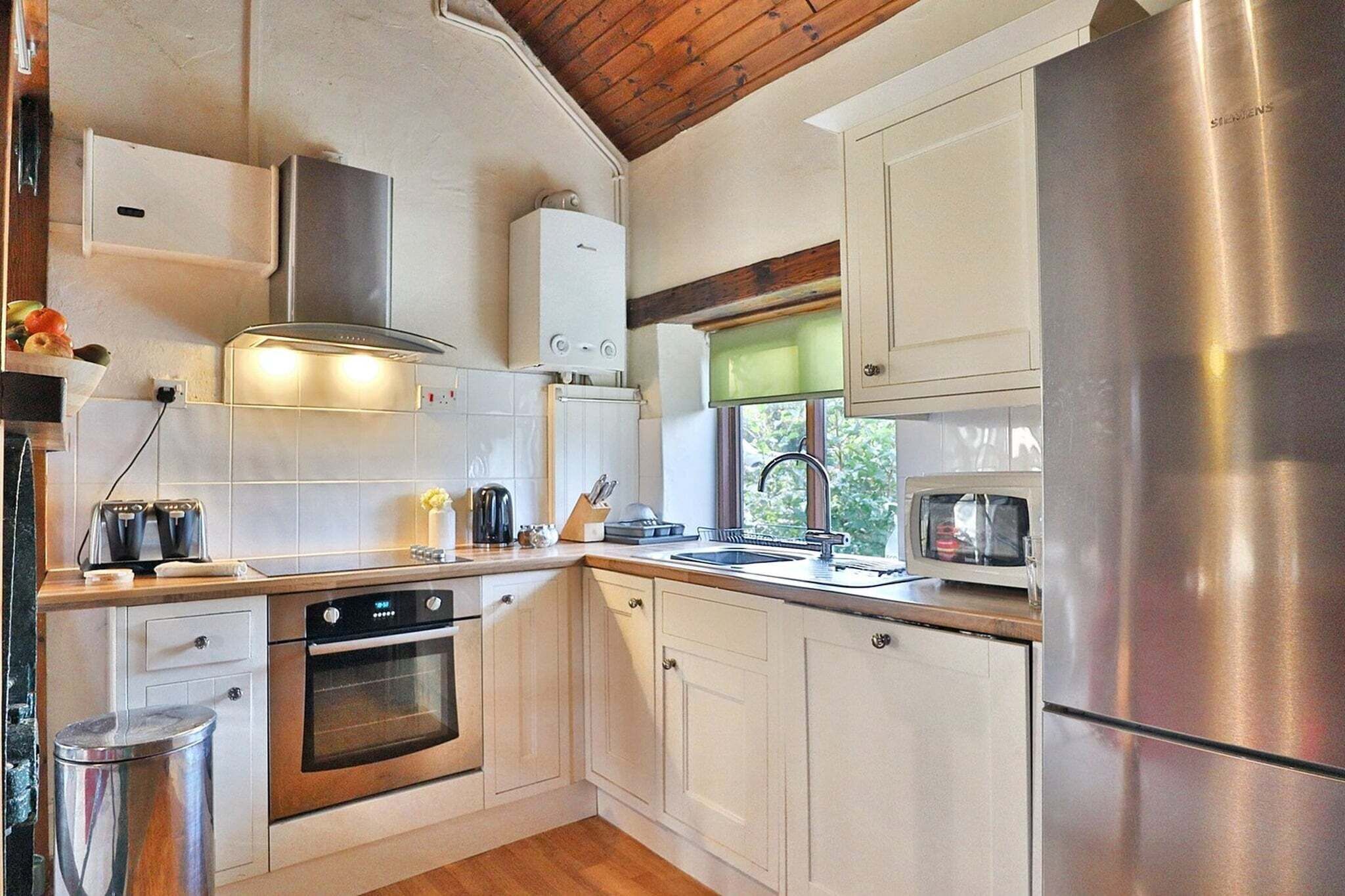 Een kookplaat, een eettafel