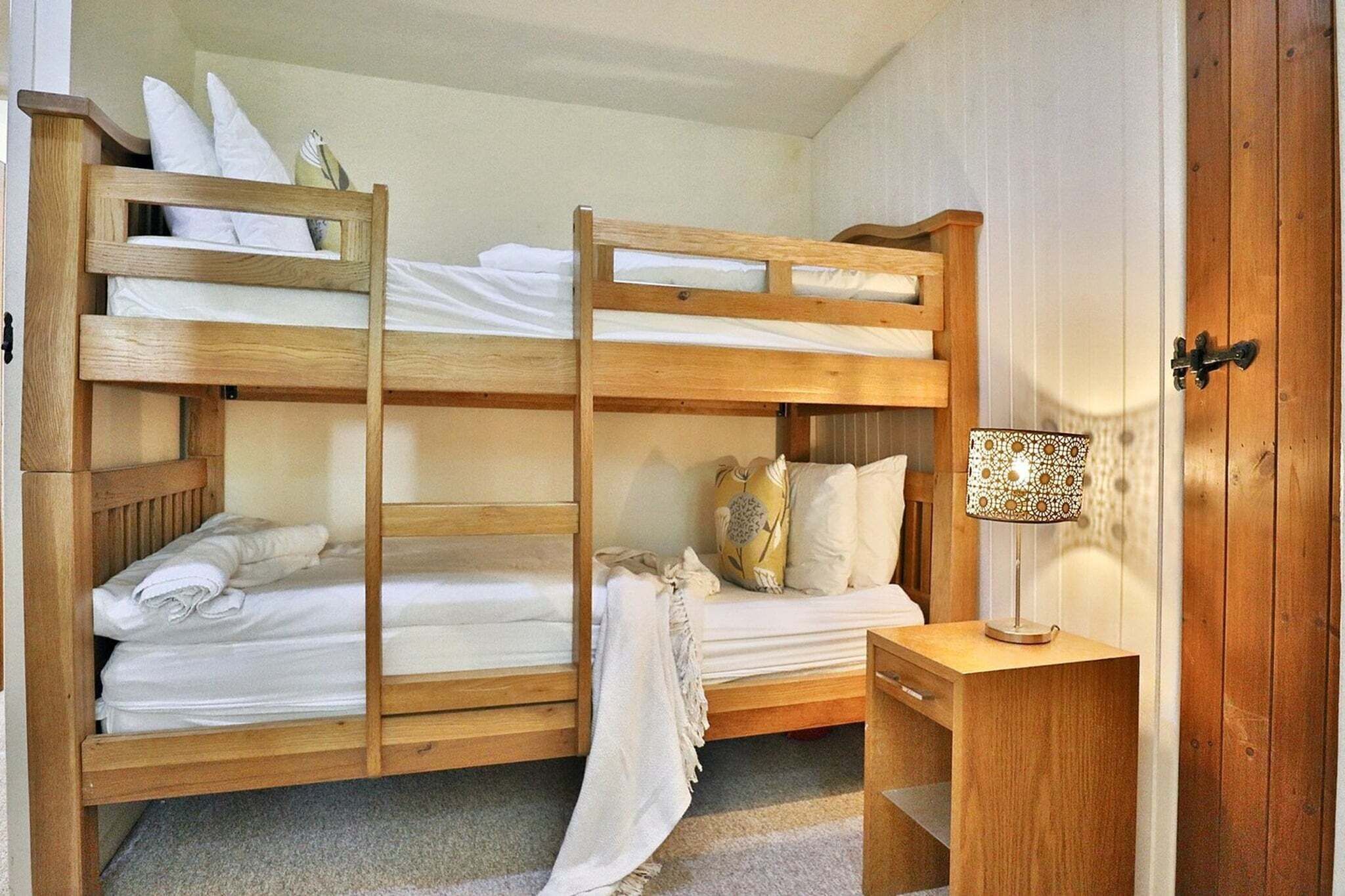 2 chambres, bureau, fer et planche à repasser, draps fournis