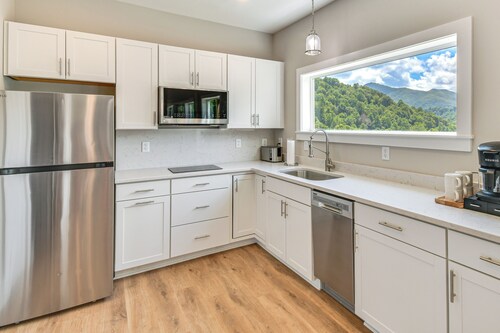 Mtn Views & Stunning Fall Hikes: Maggie Valley Apt