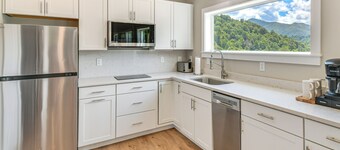 Mtn Views & Stunning Fall Hikes: Maggie Valley Apt