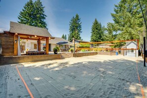 Property grounds - Hot Tub + Sauna: Home 8 Mi to Downtown Tacoma! (University Place)