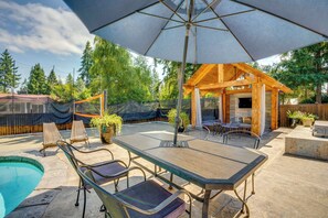 Outdoor dining - Hot Tub + Sauna: Home 8 Mi to Downtown Tacoma! (University Place)