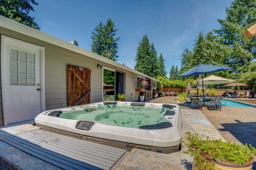 Hot Tub + Sauna: Home 8 Mi to Downtown Tacoma!