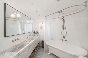 Hiustenkuivaaja, pyyhkeet, saippua, vessapaperi