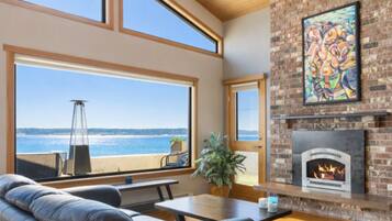 Smart TV, caminetto, lettore DVD, libri