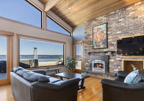 Smart TV, fireplace, DVD player, books