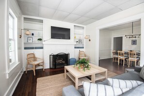 スマートテレビ、書庫、書斎 / ワークスペース