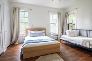 2 quartos, escrivaninha, ferros/tábuas de passar roupa