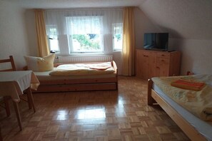 5 Schlafzimmer, Bügeleisen/Bügelbrett, Internetzugang