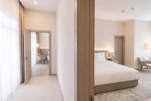 Suite Prestige | Bureau, rideaux d’obscurcissement, fer et planche à repasser