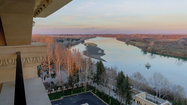 A view of a river from a balcony with bare trees and a clear sky. - Yevlakh City Hotel (Yevlakh)