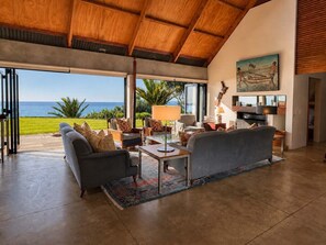 TV, fireplace, offices - Pah Road Estate -Onetangi Sea Views (Waiheke Island)