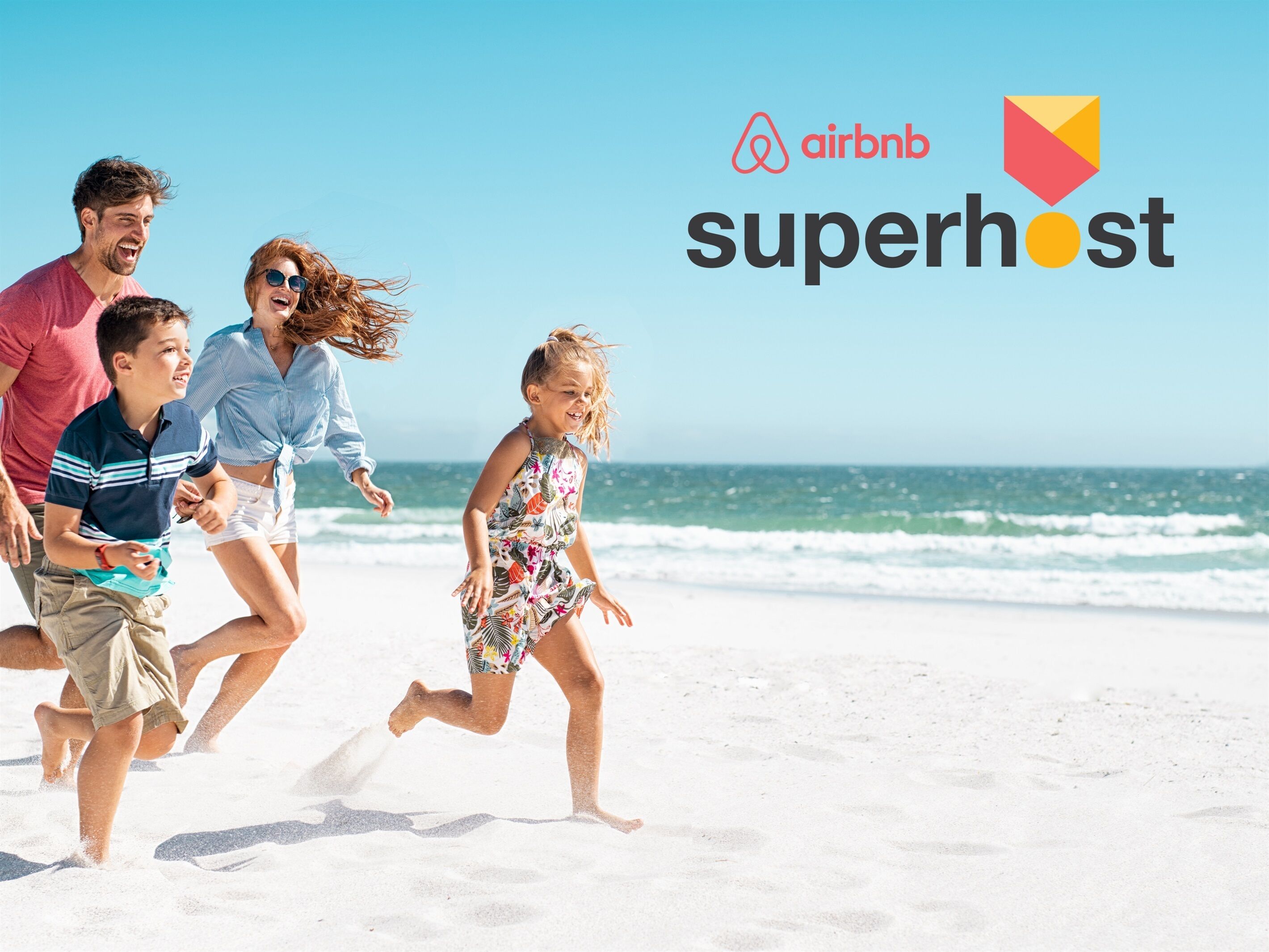 Une famille court sur une plage, et on peut voir le logo d’Airbnb ainsi que le mot « superhôte ».