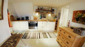 Kühlschrank, Ofen, Herdplatte, Wasserkocher mit Kaffee-/Teezubehör