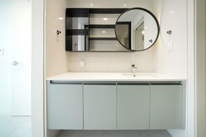 Deluxe Suite, Ocean View | Bathroom | Shower, hair dryer, bidet