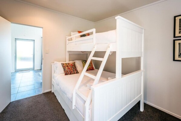 5 bedrooms, iron/ironing board, WiFi, bed sheets
