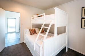 5 bedrooms, iron/ironing board, WiFi, bed sheets