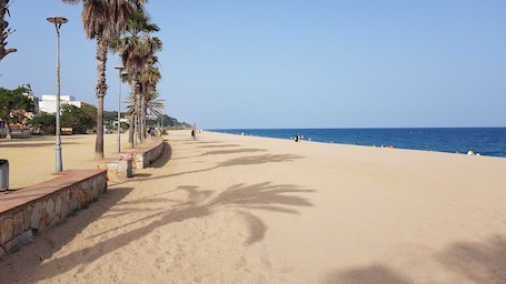 Sillas reclinables de playa, sombrillas