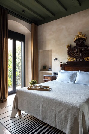 Kahden hengen deluxe-huone, parveke, näköala puutarhaan | Tallelokero huoneessa, silitysrauta/-lauta, ilmainen Wi-Fi