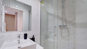 Appartement | Salle de bain | Sèche-cheveux, serviettes fournies, shampoing