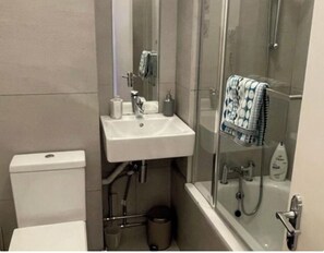 Căn hộ, 2 phòng ngủ, hiên | Phòng tắm