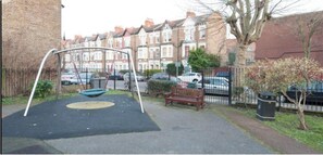 Apartment, 2 Schlafzimmer, Terrasse | Unterkunftsgelände