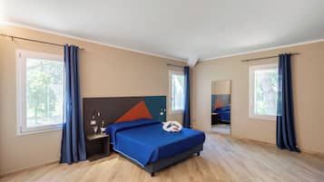 Habitación doble superior, vista al parque | Minibar, caja de seguridad en la habitación y escritorio