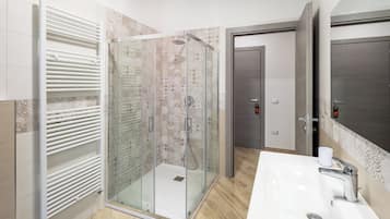Chambre supérieure double, vue sur le parc | Salle de bain | Douche, articles de toilette (gratuits), séchoir à cheveux