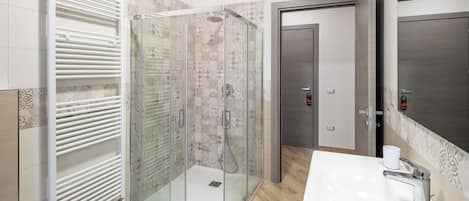 Superior Double Room, Park View | Bathroom | Shower, free toiletries, hair dryer, towels