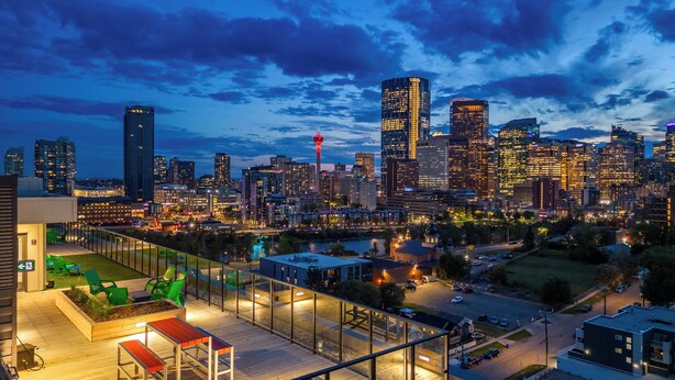 A city skyline at dusk with modern buildings and a prominent tower. - ✨ The Era City Haven – Modern 2BR/2BA w/ Breathtaking Calgary Views (Calgary)