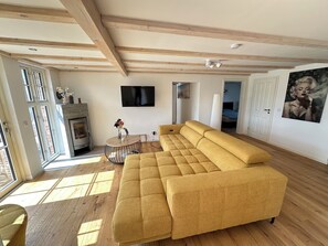Living area - Huus an`t Diek, luxury near the dike, first floor apartment with pool near Norddeich (Norden)