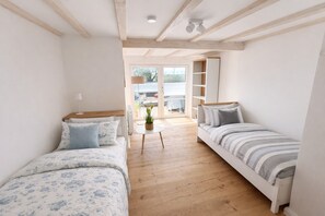 2 bedrooms, internet, bed sheets - 🏡 **Moderne Ferienwohnung mit beheiztem Pool, großer Terrasse & freiem Blick (Norden)