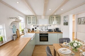 Private kitchen - 🏡 **Moderne Ferienwohnung mit beheiztem Pool, großer Terrasse & freiem Blick (Norden)