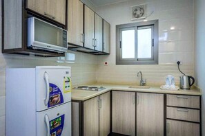 Réfrigérateur, micro-ondes, plaque de cuisson, lave-vaisselle