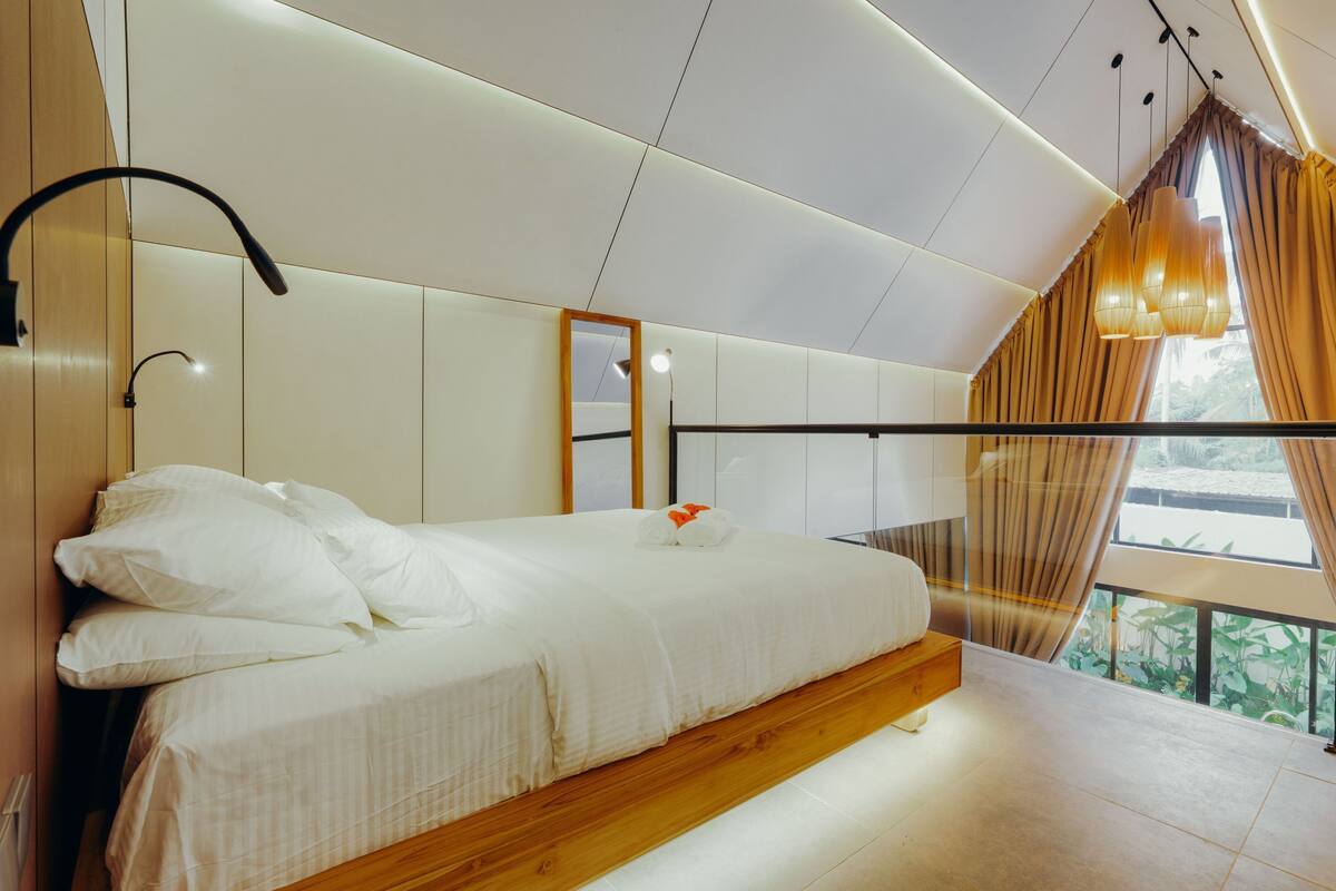 Blackout curtains, soundproofing, iron/ironing board, free WiFi