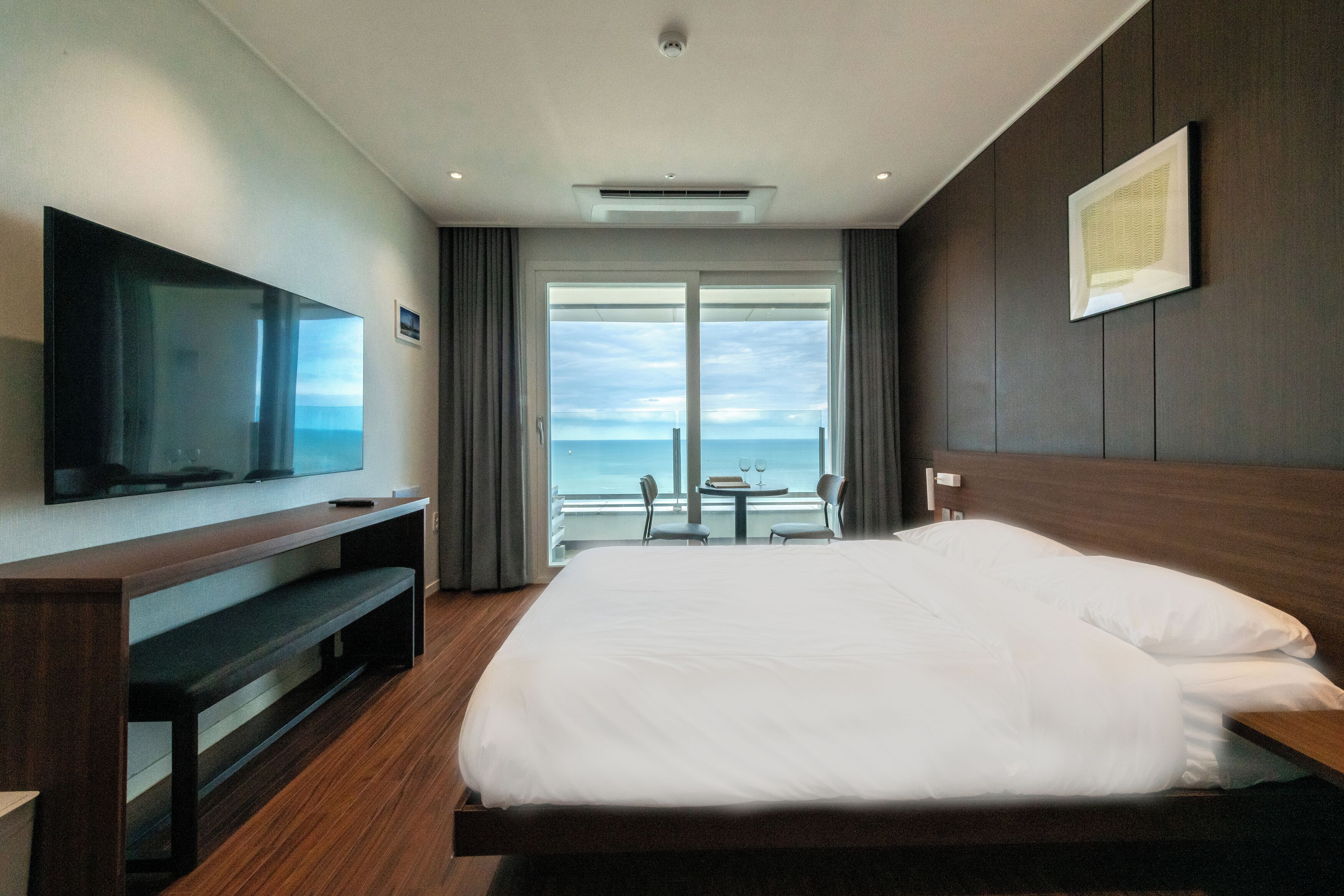 Studio Ocean View | Blackout drapes, free WiFi, bed sheets
