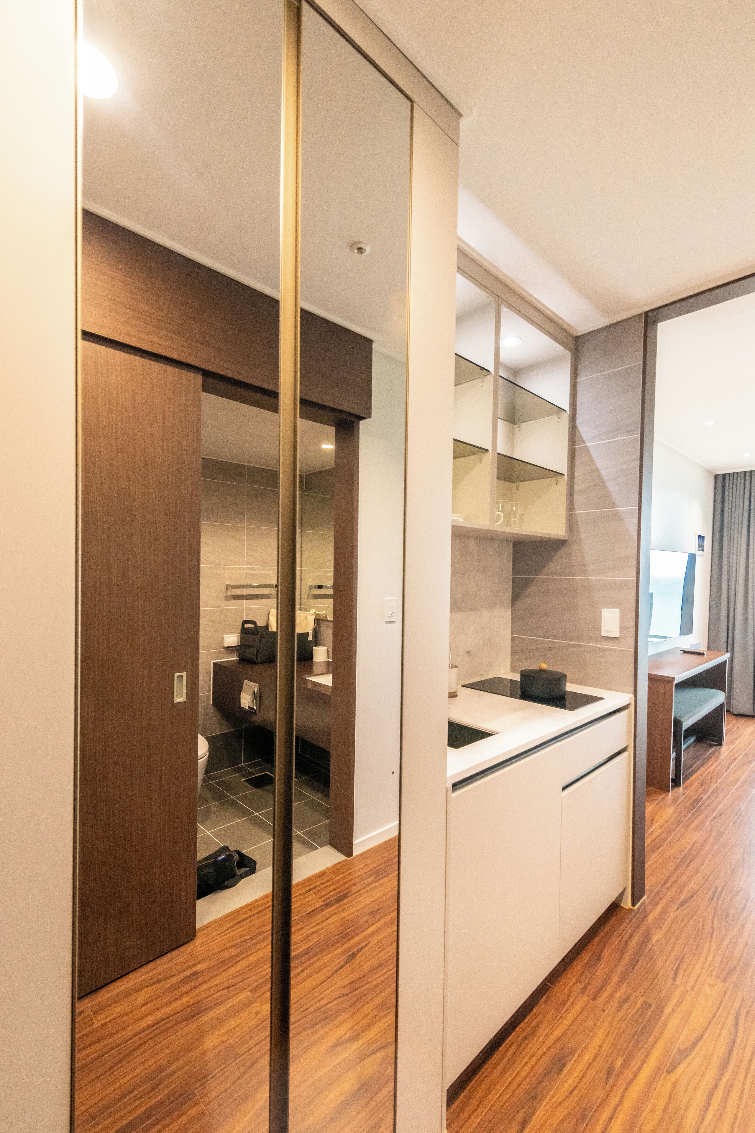 Studio Ocean View | Cocina privada | Frigorífico pequeño, microondas, placa de cocina y utensilios de cocina