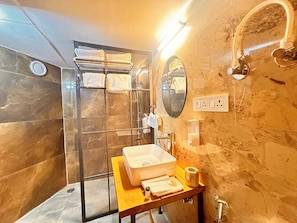Panoramic Cabin | Bathroom | Shower, towels, soap, shampoo