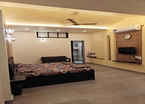 Desk, laptop workspace, free WiFi - Madhuson Palms (Karjat)