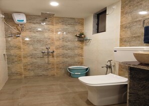 Un baño con ducha, inodoro y lavamanos.
