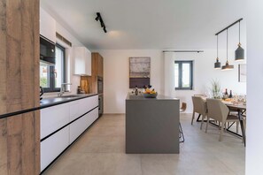 Fridge, oven, stovetop, dishwasher