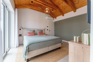 3 bedrooms, desk, iron/ironing board, free WiFi