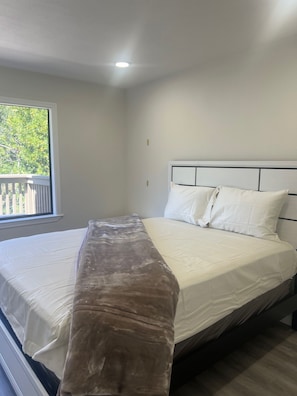 2 bedrooms, iron/ironing board, internet, bed sheets